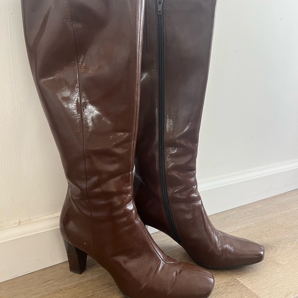 Groovy Cocoa Brown Staccato Patent Leather boots.
Great for that retro look! - Picture 2 of 7